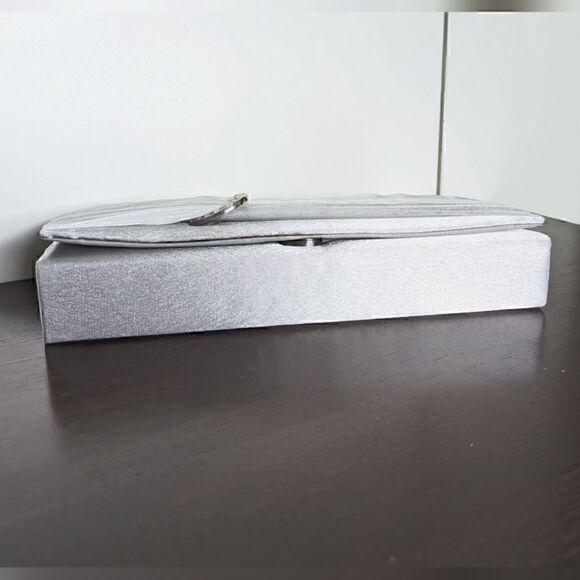 90s Jessica McClintock Silver Satin Clutch Handbag with Optional Strap - Picture 4 of 13